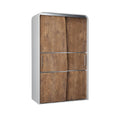 Moderne kast met schuifdeuren en houtlook gericht op functionaliteit.